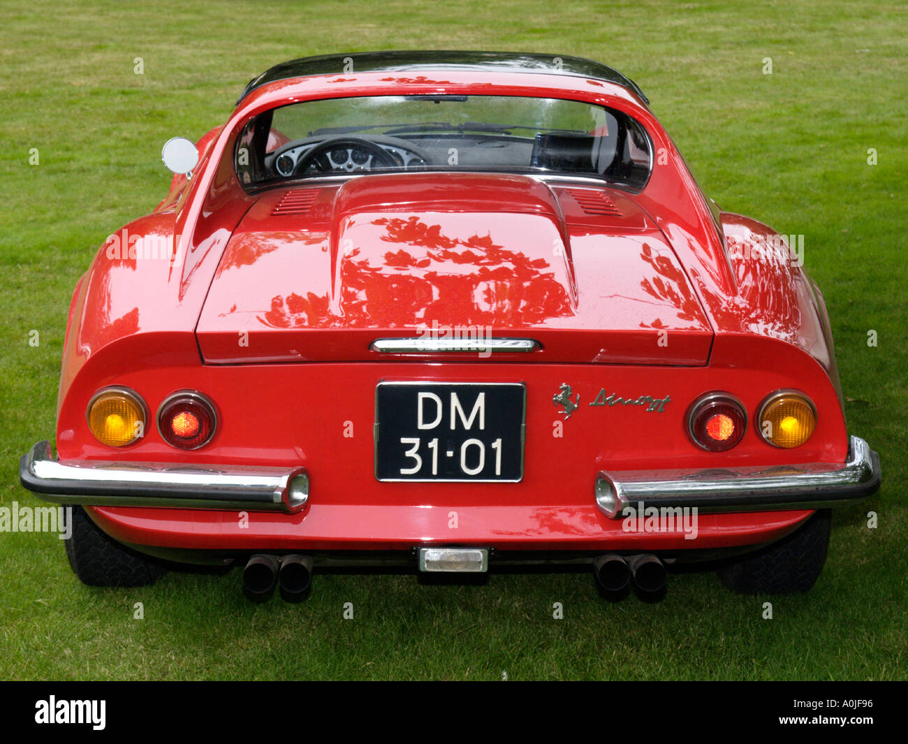 Lato posteriore di un classico rosso Ferrari Dino 246 GT parcheggiato sull'erba Foto Stock
