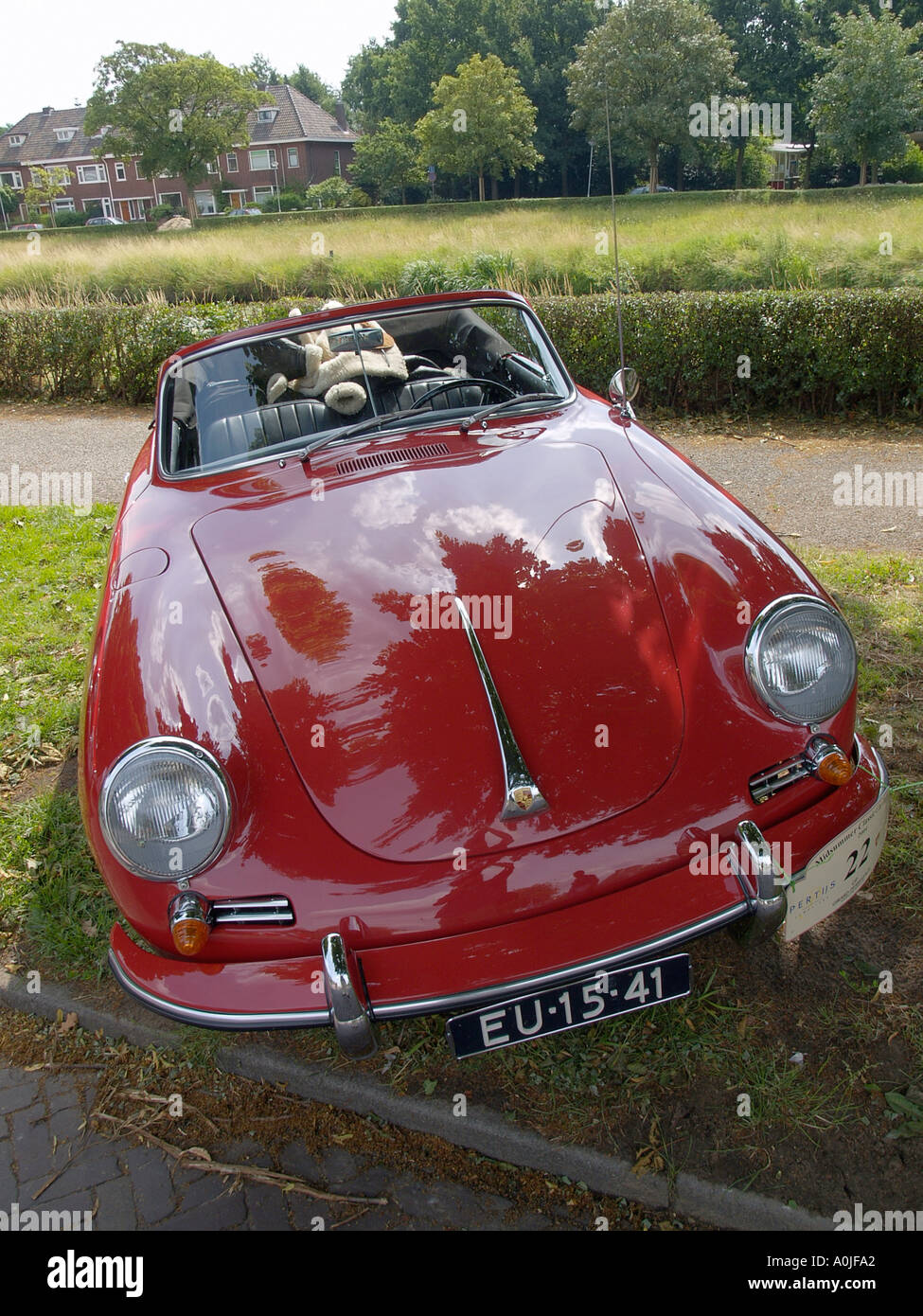 Classico rosso scuro Porsche 356 con battenti la camicia sul sedile posteriore parcheggiato all'ombra prima di iniziare un auto classica rallye Foto Stock