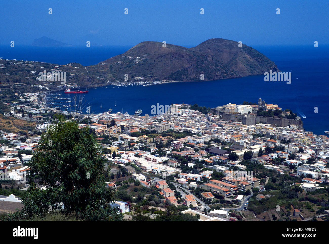 Sicilia Italia Aeolie Lipari Vista della cittadina Lipari e Marina Lunga Monterosa in background Foto Stock