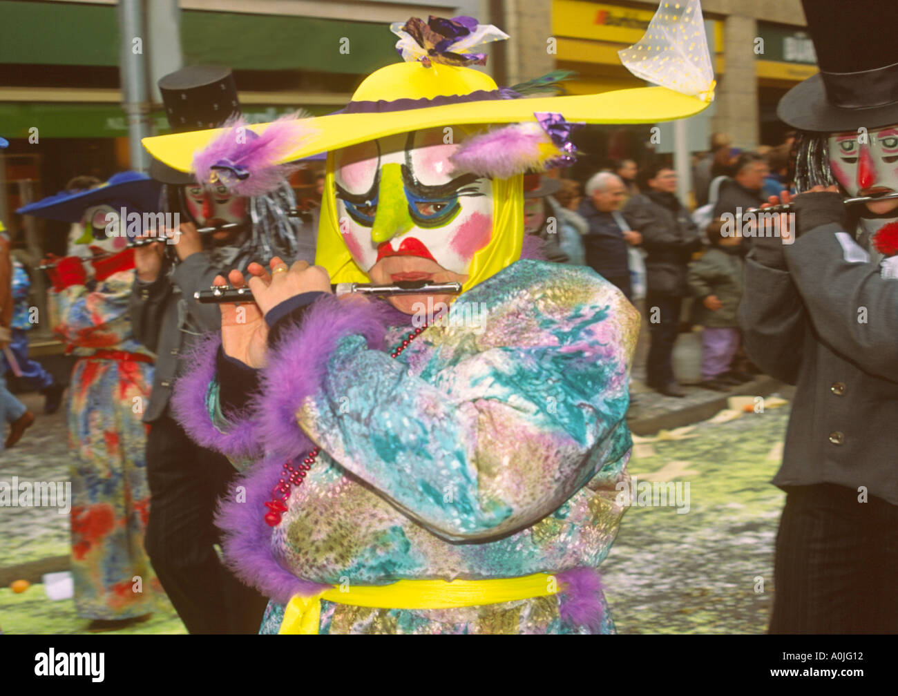 La Svizzera Basilea Fastnacht carnevale flauto i giocatori in costumi tradizionale sfilata Foto Stock