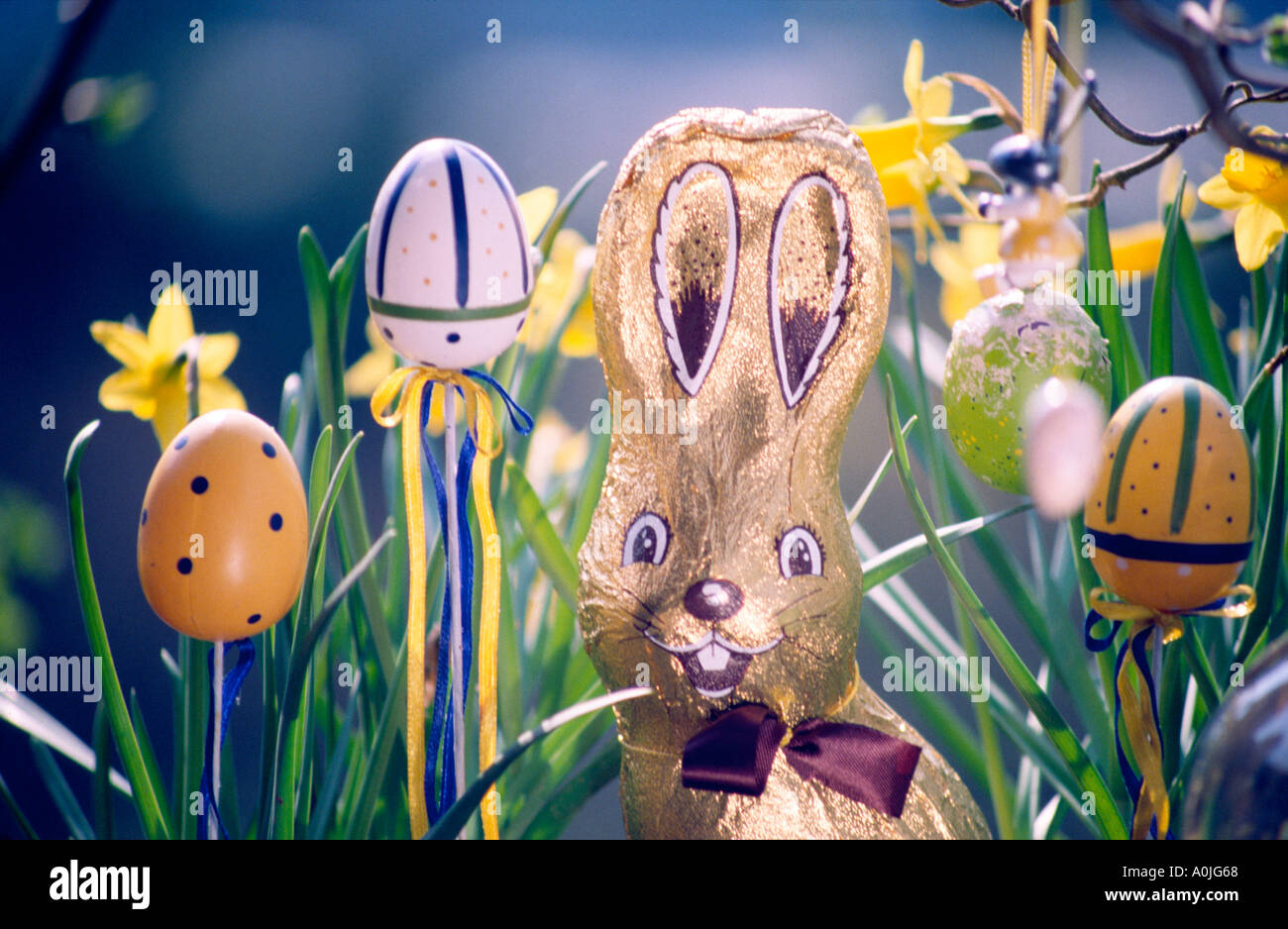 Dipinto di uova di Pasqua oudoor nel giardino di coniglio chocalate Foto Stock