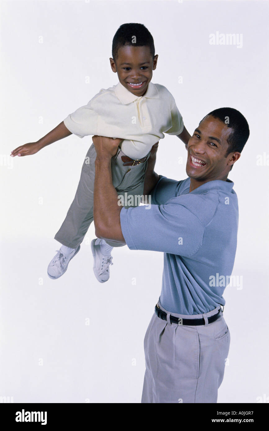 Ritratto di un padre che porta il suo figlio Foto Stock