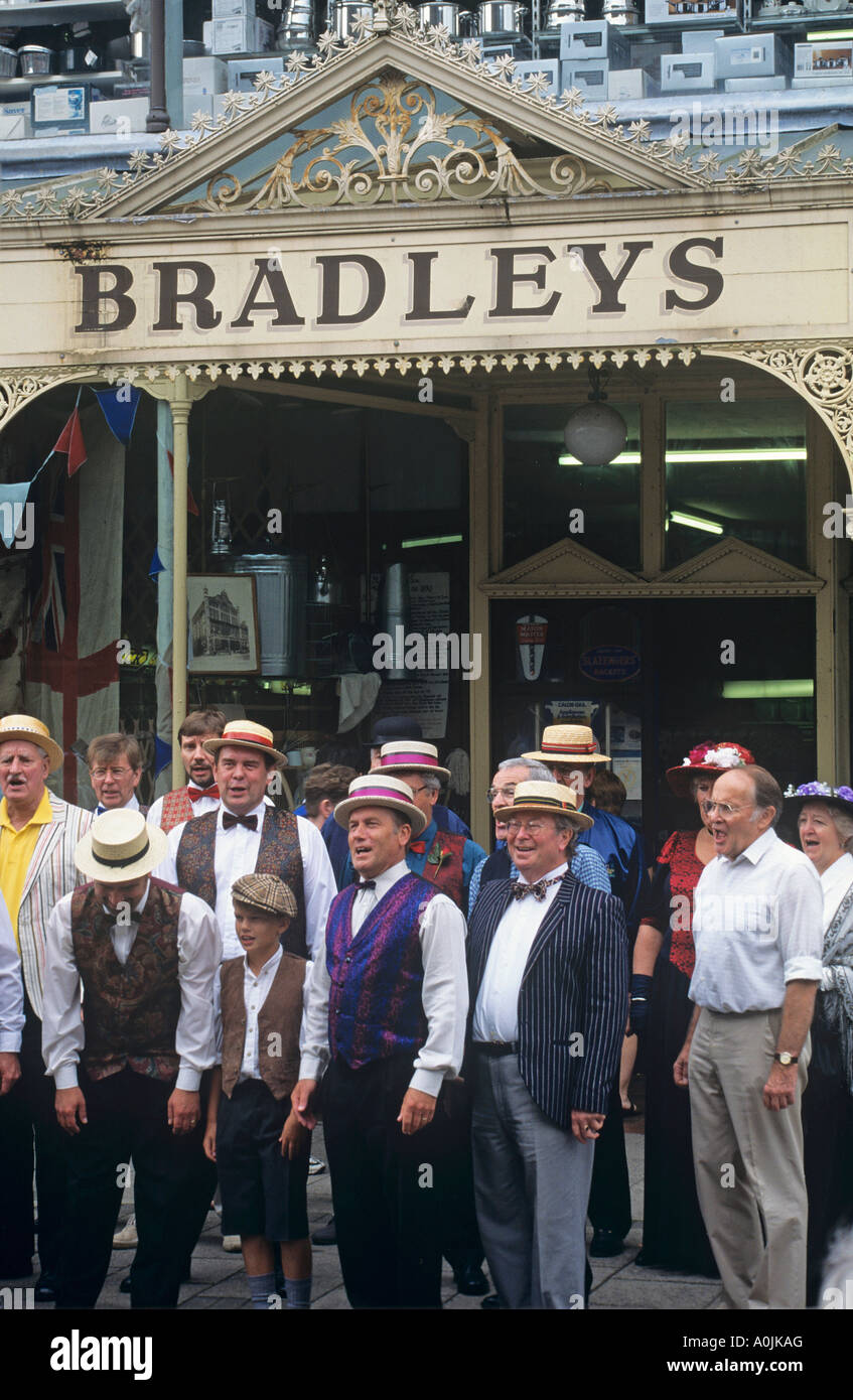Gli uomini in costume tradizionale durante il festival del Vittoriano a Llandrindod Wells Foto Stock