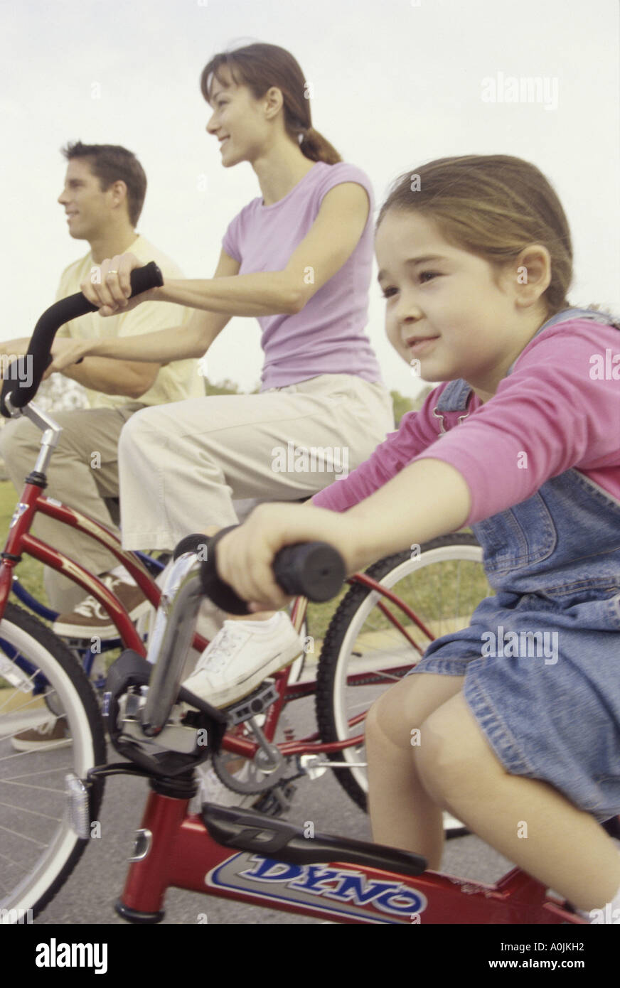 Coppia giovane escursioni in bicicletta con la loro figlia Foto Stock