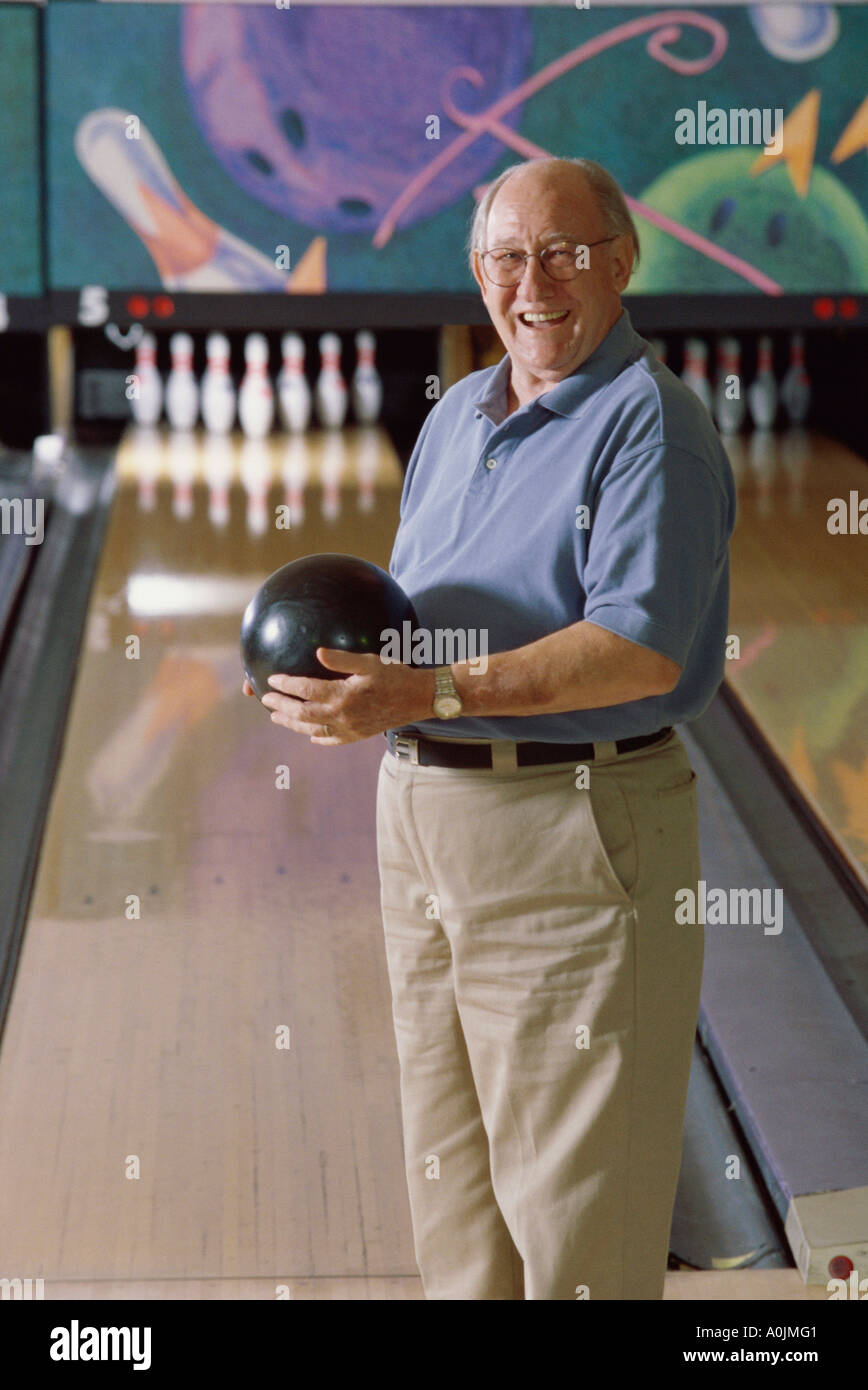 Ritratto di un uomo anziano in possesso di una palla da bowling Foto Stock
