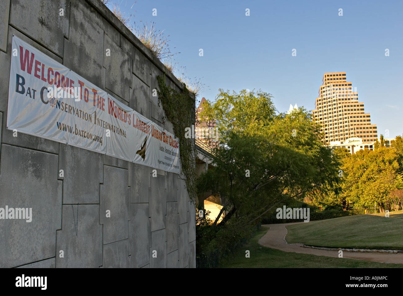 TEXAS ad Austin Bat Conservation International Sign su Congress Street bridge home a milioni di pipistrelli Foto Stock