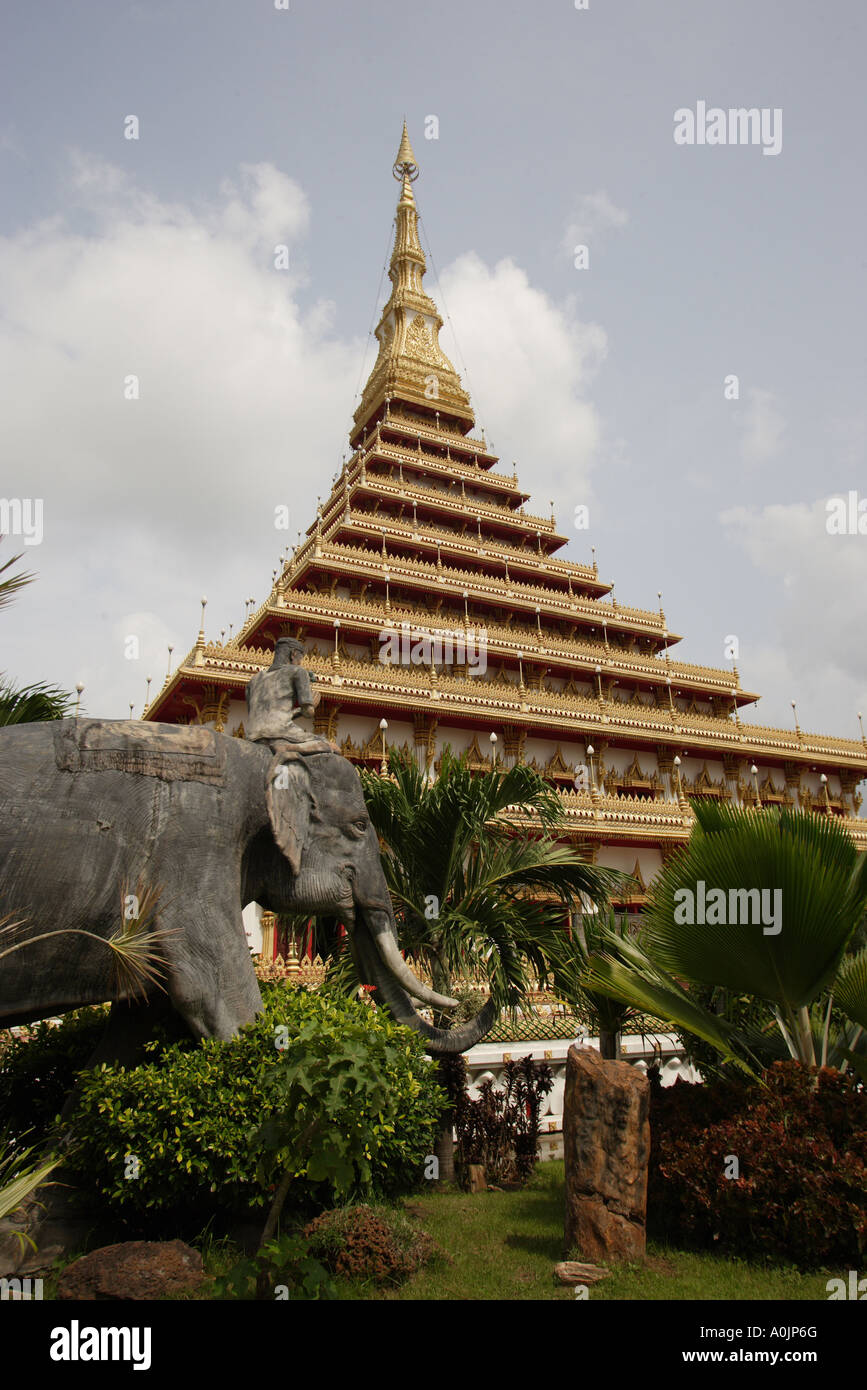 Ingresso anteriore della Wan di Nong Muang tempio il Chedi contro un pallido cielo blu in Khon Kaen statua dell'Elefante all'ingresso a sinistra della foto Foto Stock