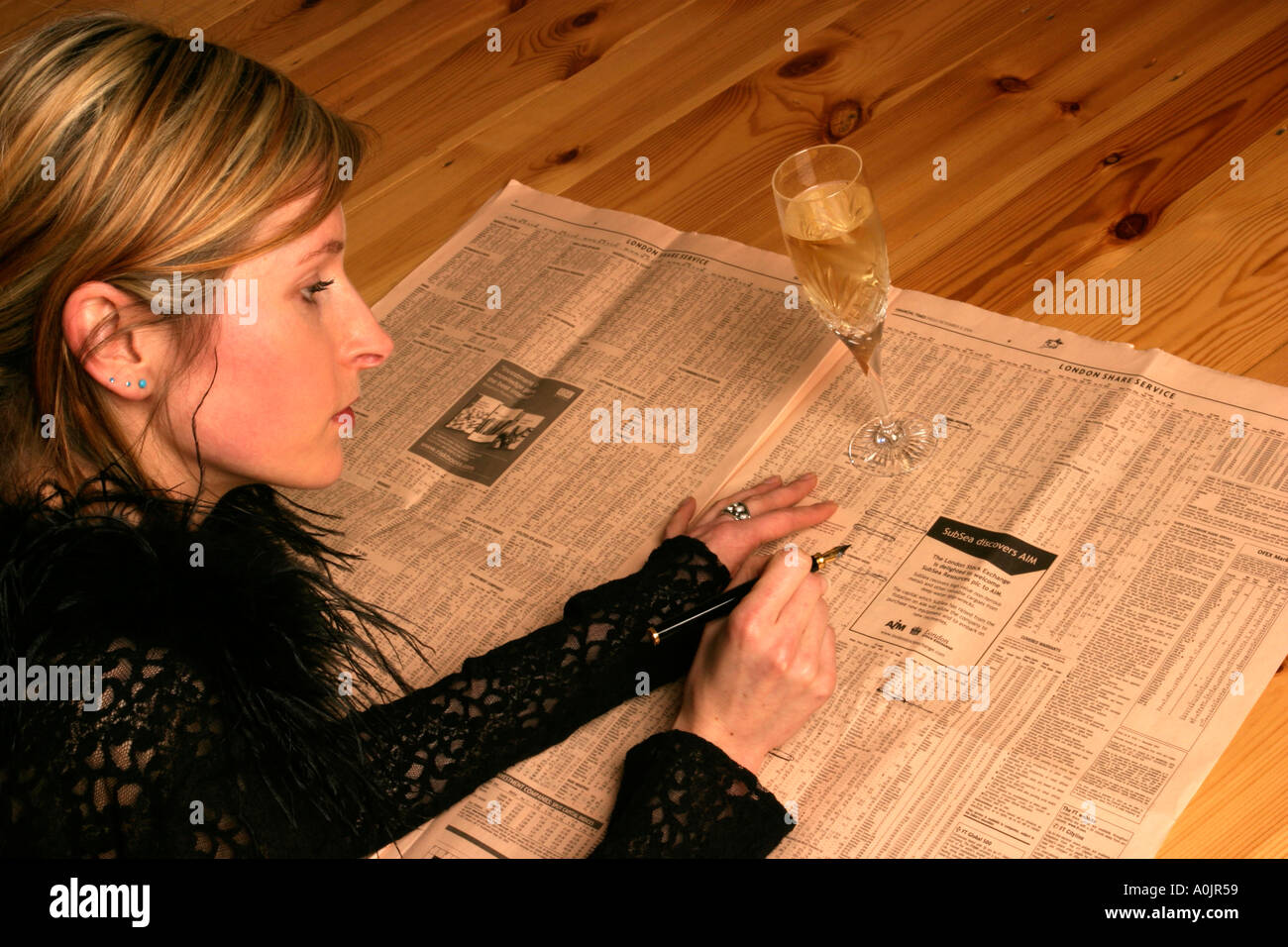 Giovane donna stock picking e quote del Financial Times Foto Stock