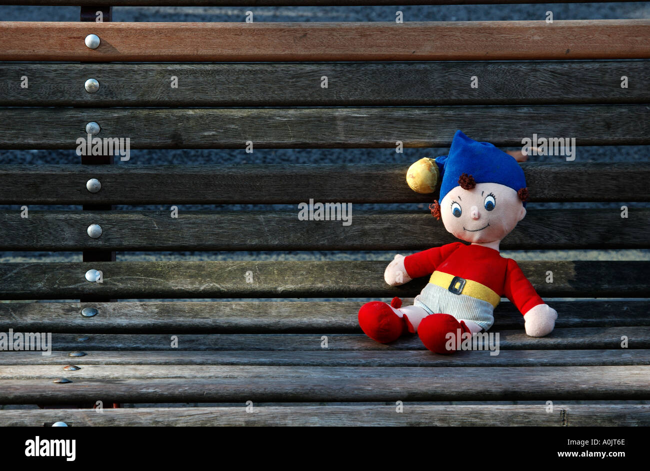 Divertente fotografia del giocattolo perso Noddy lasciato sulla panchina in Royal Tunbridge Wells, Kent. Girato il giorno della memoria nel 2004, dando un significato diverso. Foto Stock