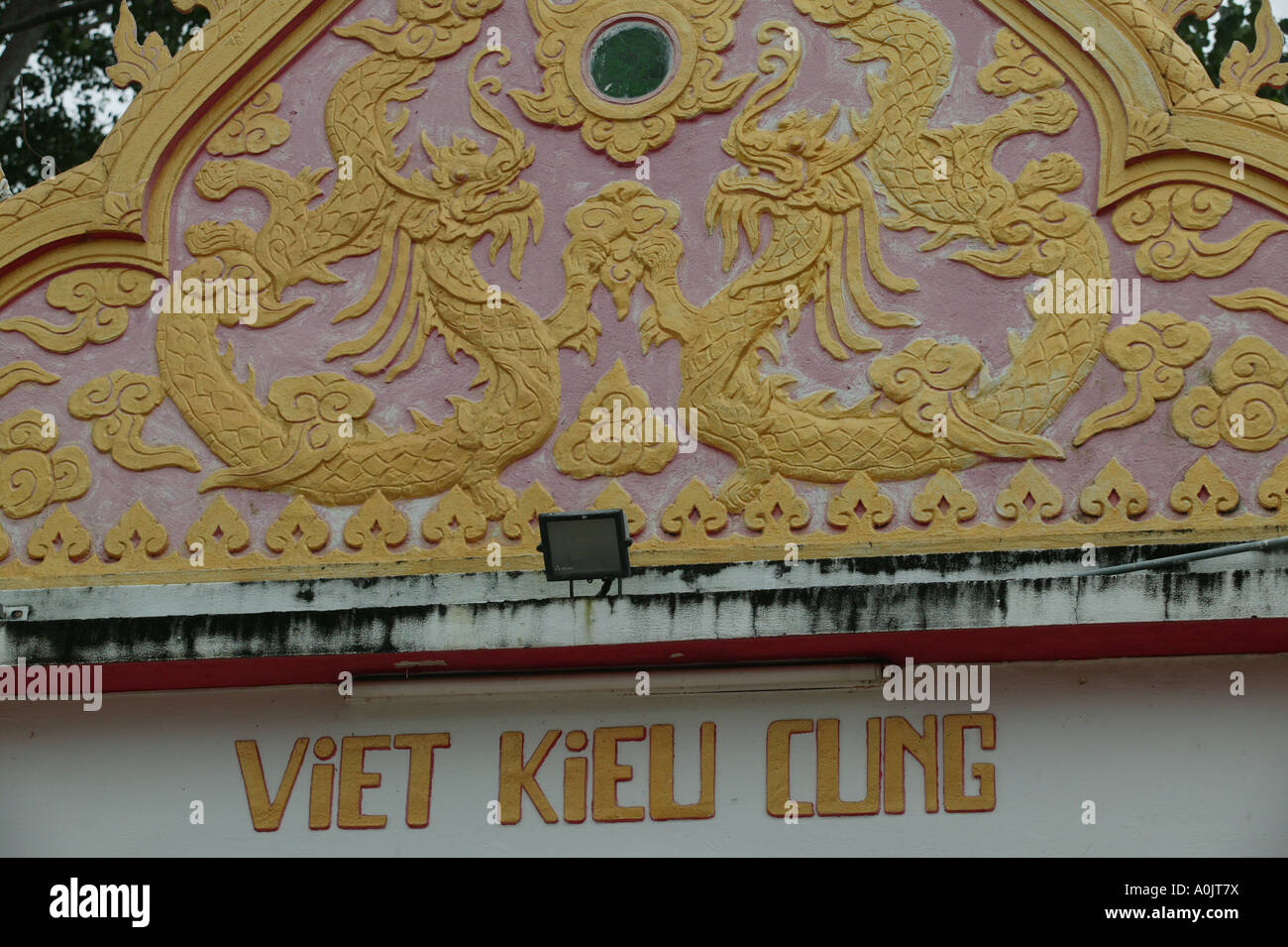 Drago decorative pattern e la scrittura sulla parte esterna di un Wat Mukdahan nel nord est della Thailandia Foto Stock