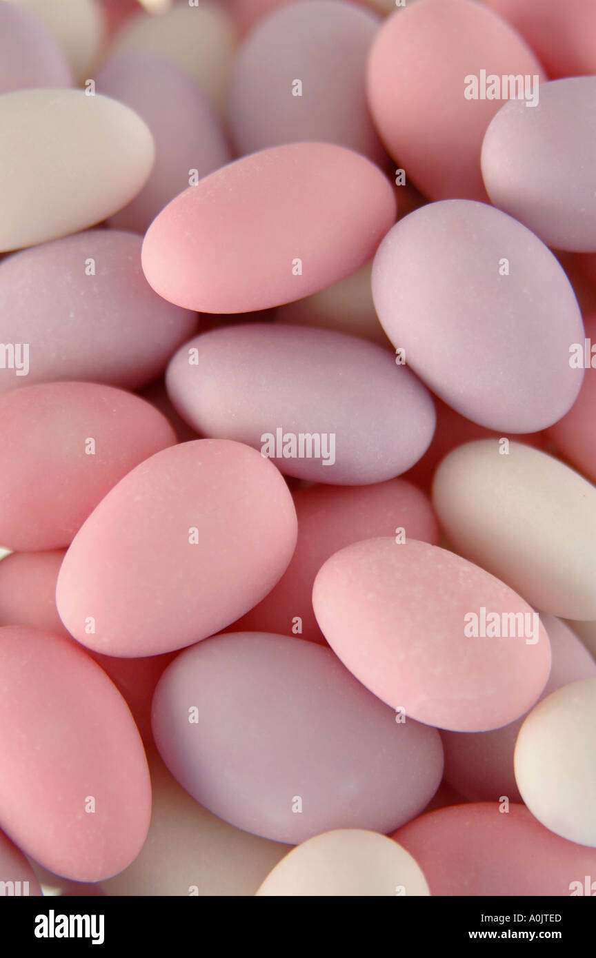 Confetti di mandorle dai colori tenui e pastello; bianco, rosa e lilla.  Shot con una profondità di campo ridotta Foto stock - Alamy