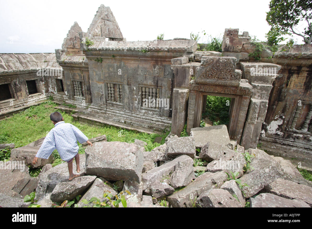 Un ragazzino salite le rovine di Khao Phra Wihan Il tempio sorge proprio di fronte al confine con la Cambogia di fronte Thailandia s Si Saket provincia s Kantharalak distretto fu costruito tra la metà del decimo e l inizio del XII secolo dal re Khmer è virtualmente inaccessibile dalla Cambogia lato ma può essere raggiunto dal confine tailandese 13 10 13 10 si prega di notare ci sono compitazioni diverse per questo tempio vedi le parole chiave Foto Stock