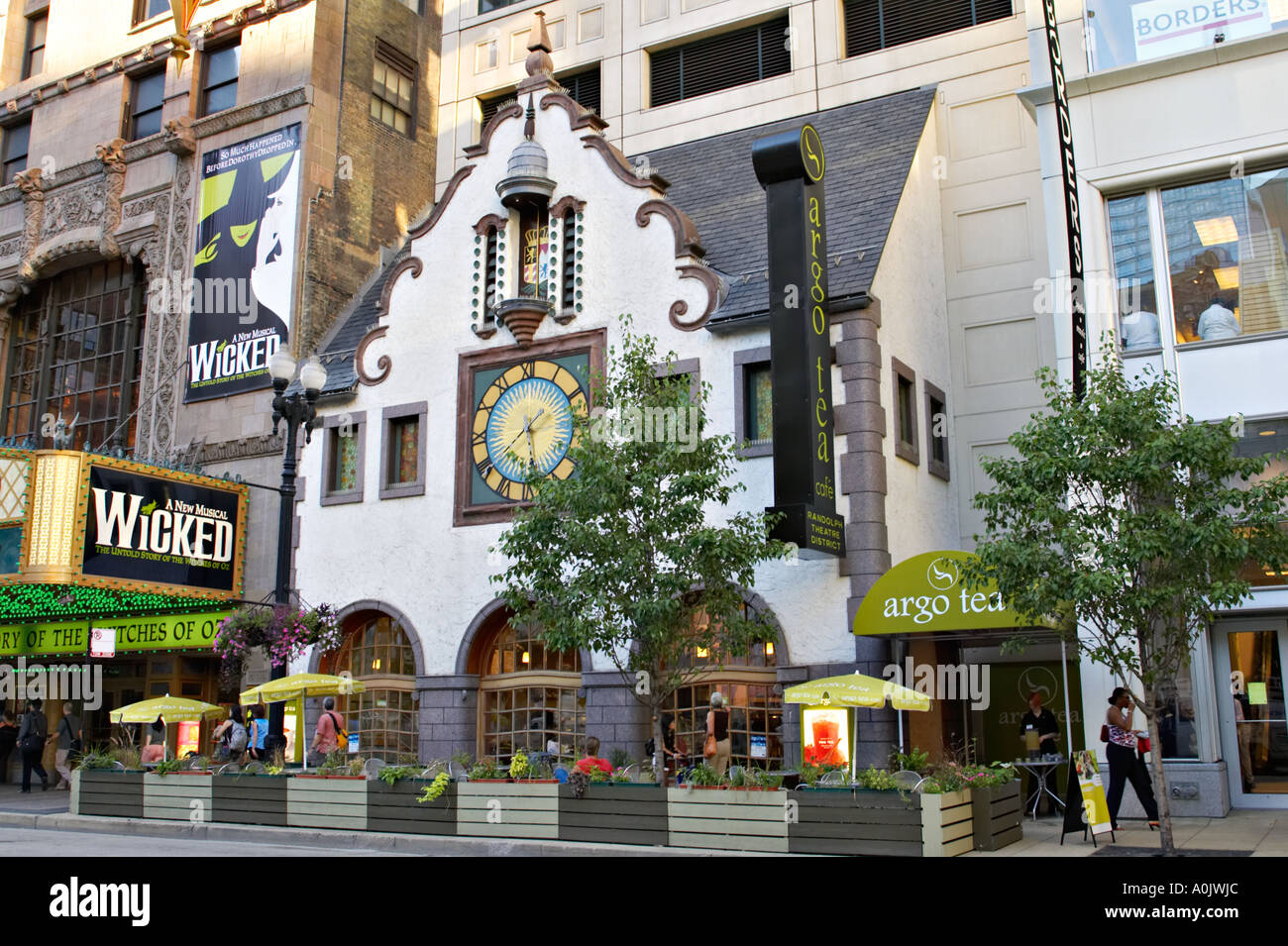 Scena di strada Chicago Illinois posti a sedere esterni lungo Randolph Street Argo Ristorante The Theatre District Wicked musical marquee Foto Stock