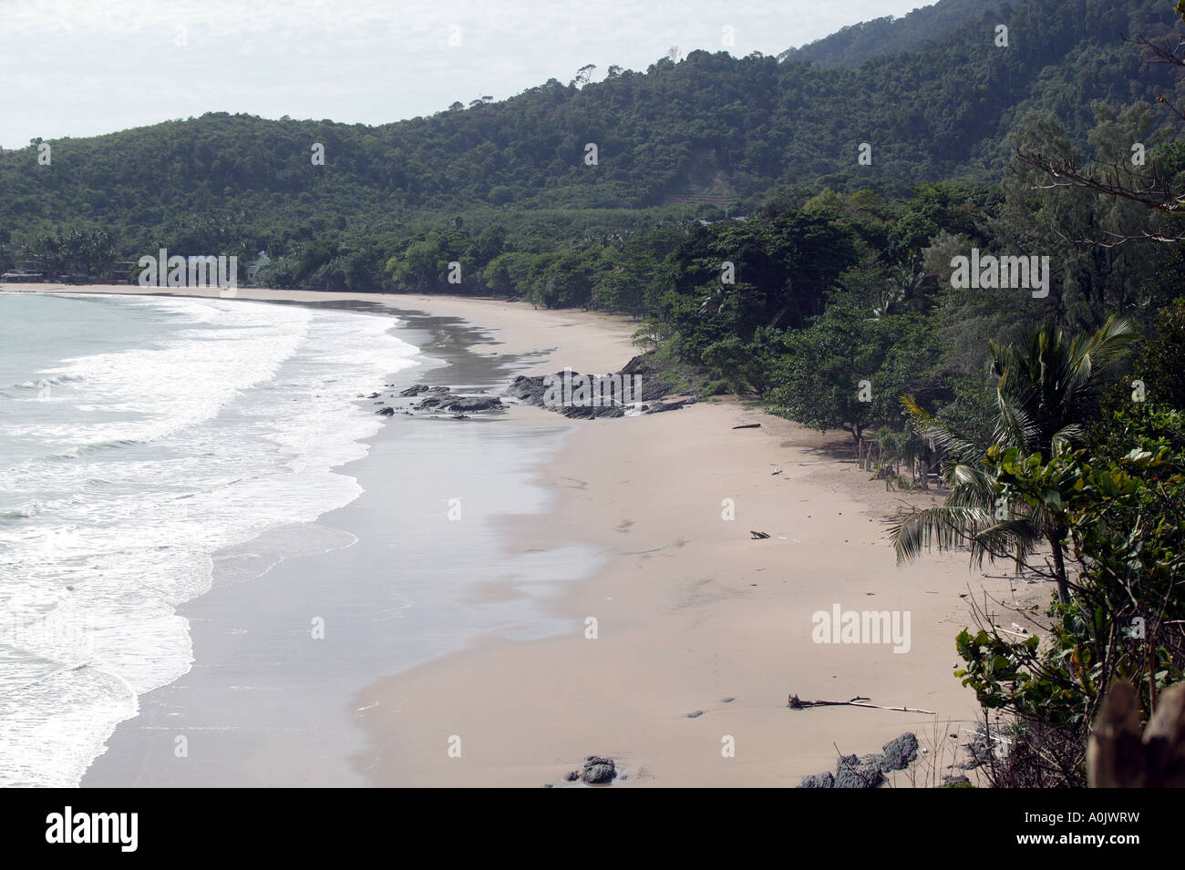 Vista costiera della spiaggia di Koh Lanta Yai Ko Lanta Yai questa isola è  stata colpita dallo tsunami nel 2004 Foto stock - Alamy