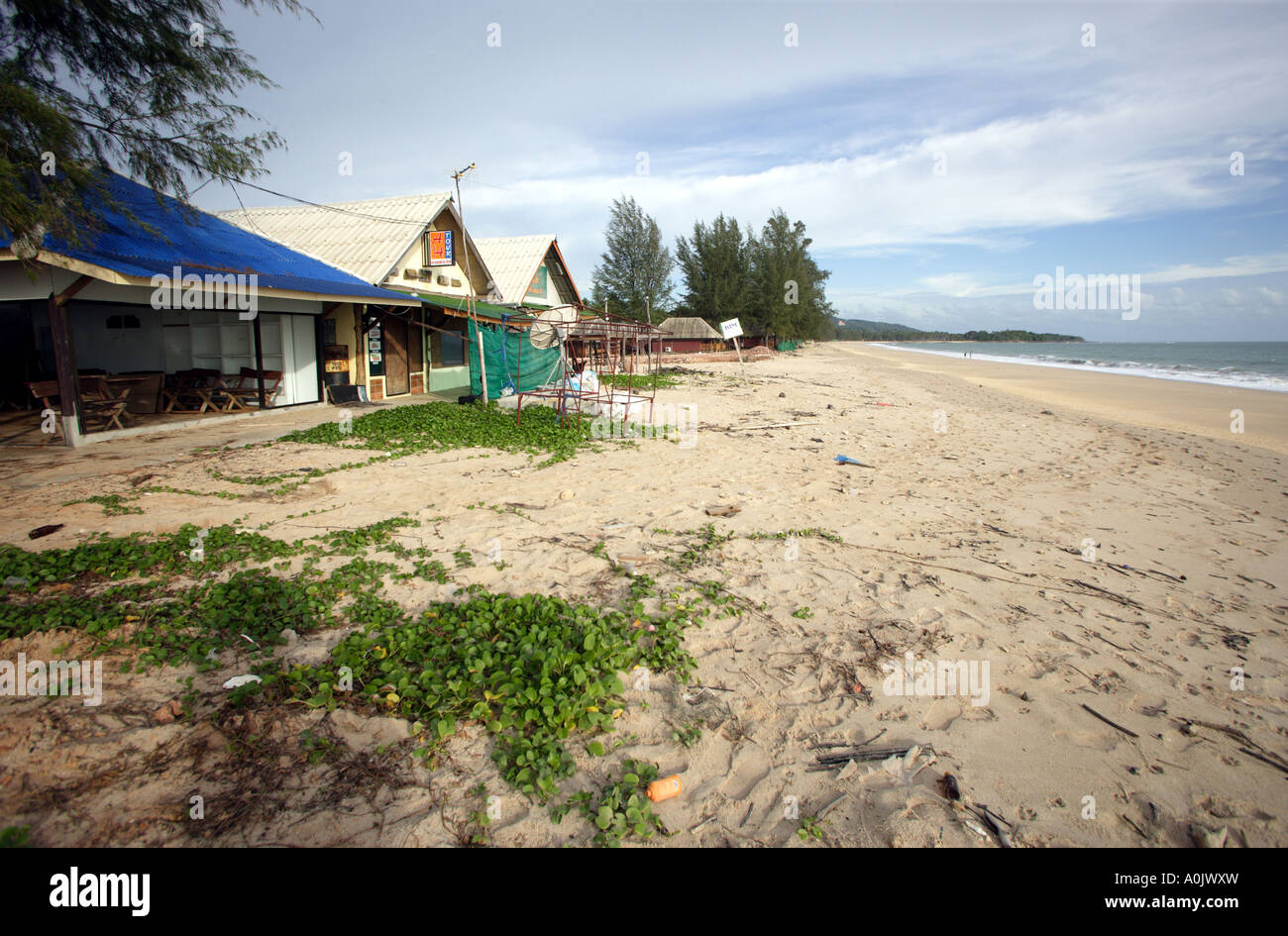 Spiaggia deserta a Koh Lanta Yai Ko Lanta Yai questa isola nel Sud della  Thailandia è stato colpito dallo Tsunami del 2004 Foto stock - Alamy