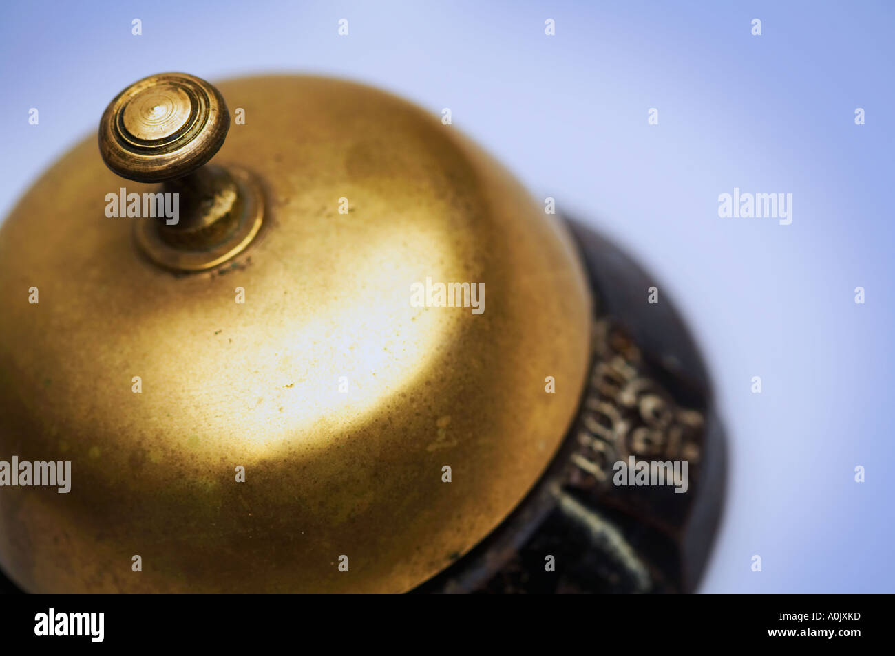 Antique British Servizio Clienti campana a mano sfondo blu Foto Stock