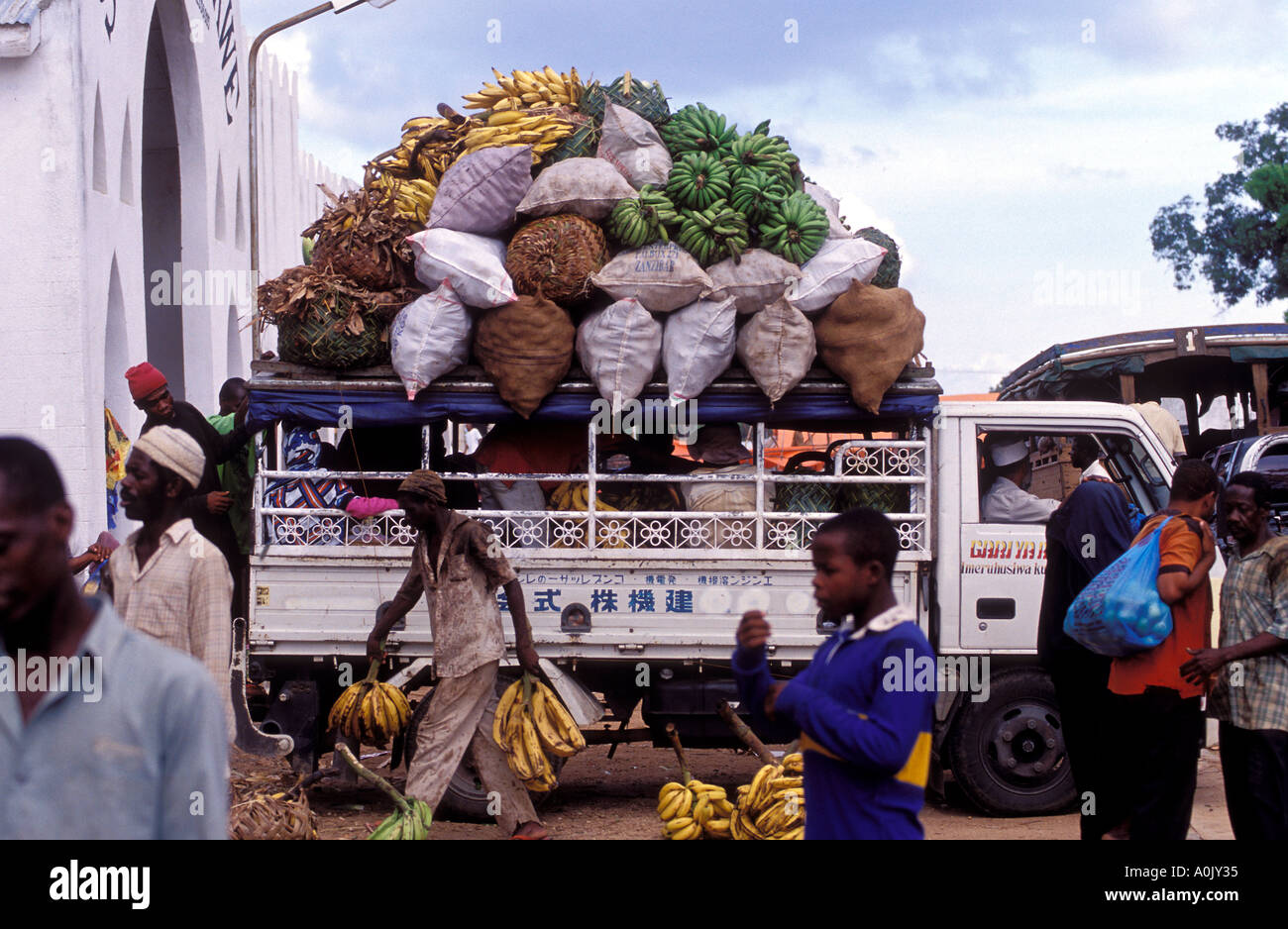 Un furgone caricato con le banane in esso s il tetto di lasciare il mercato Stone Town Zanzibar Tanzania Foto Stock