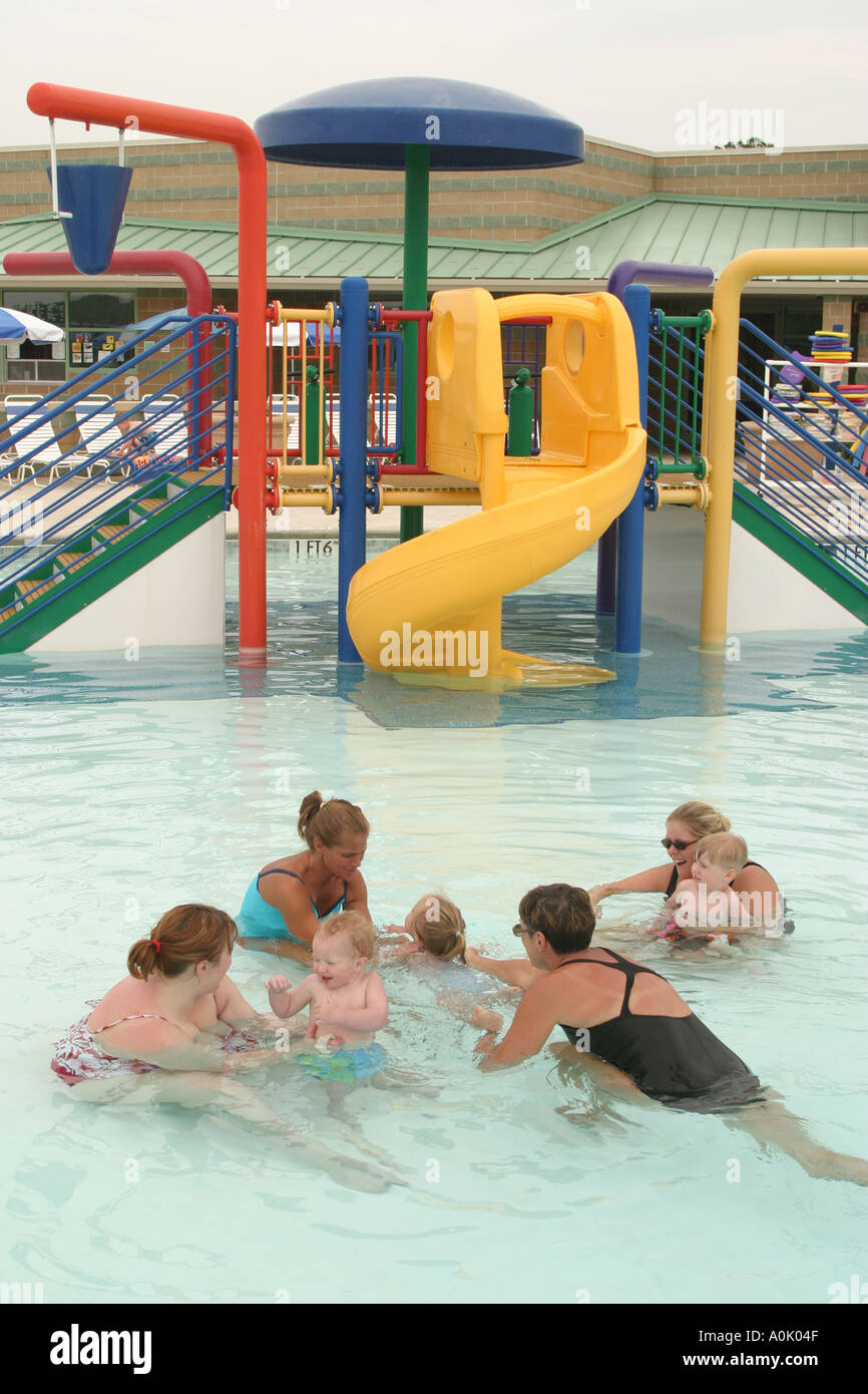 Ohio Lorain County, Oberlin, Lorain County Metro Park, terreno pubblico, attività ricreative, Splash zone, lezioni di nuoto, bambini piccoli, madri, viaggi visitatori Foto Stock