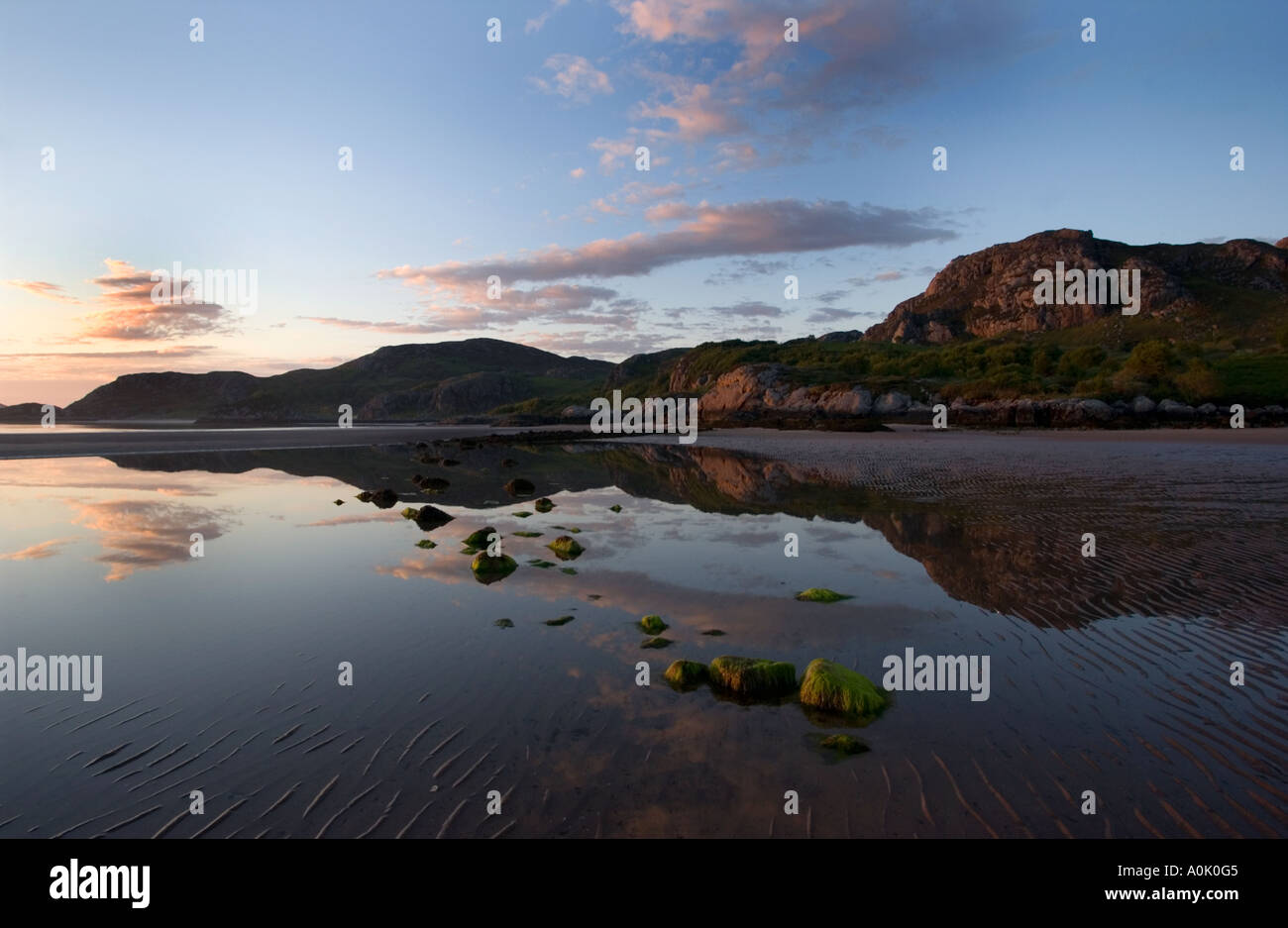 A tarda sera, Gruinard Beach, Wester Ross, Scozia nordoccidentale, sulla rotta della costa settentrionale 500 Foto Stock
