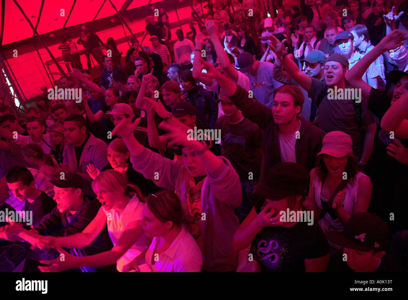 Giovani audiance al rap band prestazioni Tsychofix Foto Stock