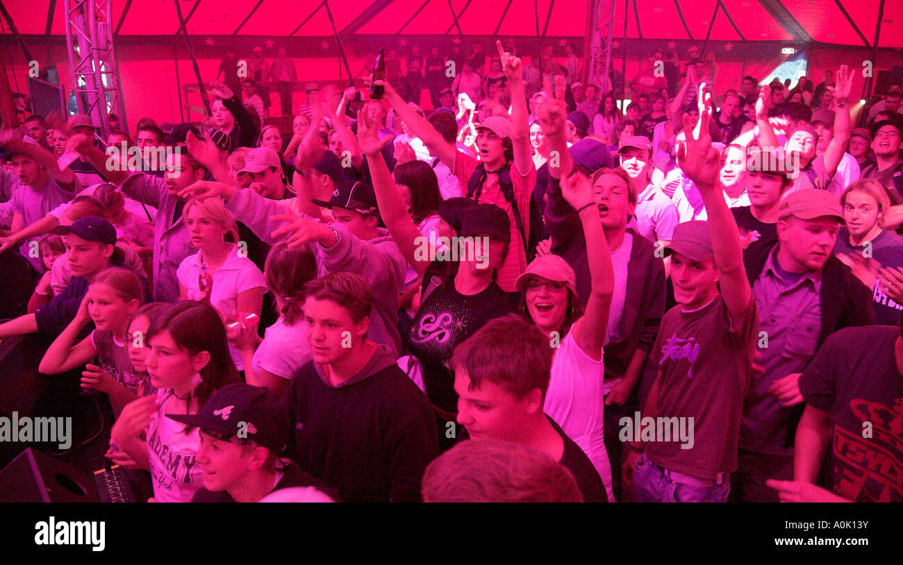 Giovani audiance al rap band prestazioni Tsychofix Foto Stock