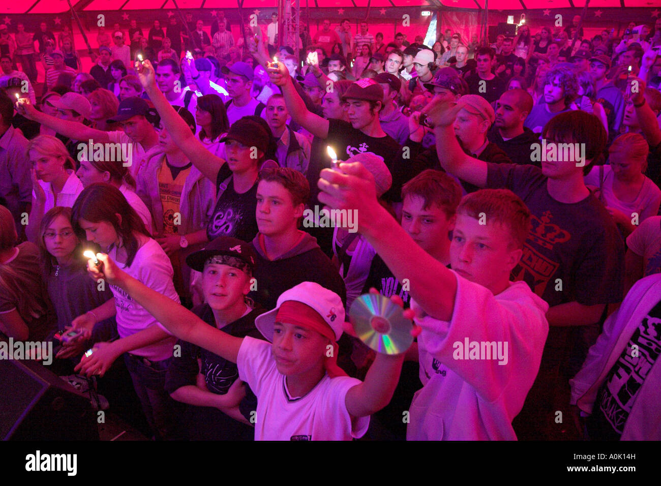 Giovani audiance al rap band prestazioni Tsychofix Foto Stock