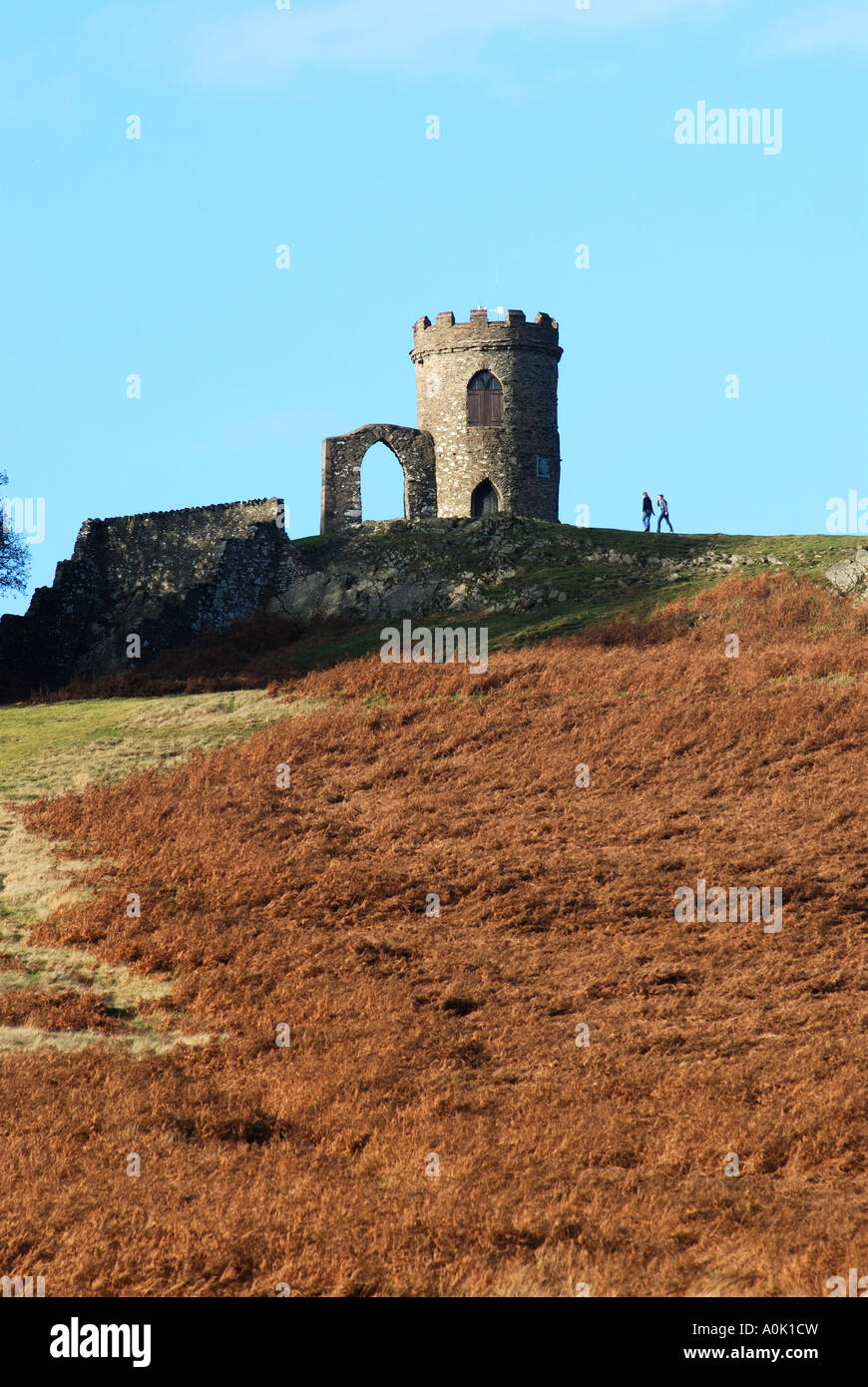 Vista verso la vecchia torre di John in autunno, Glenfield Lodge Park, Leicestershire, England, Regno Unito Foto Stock