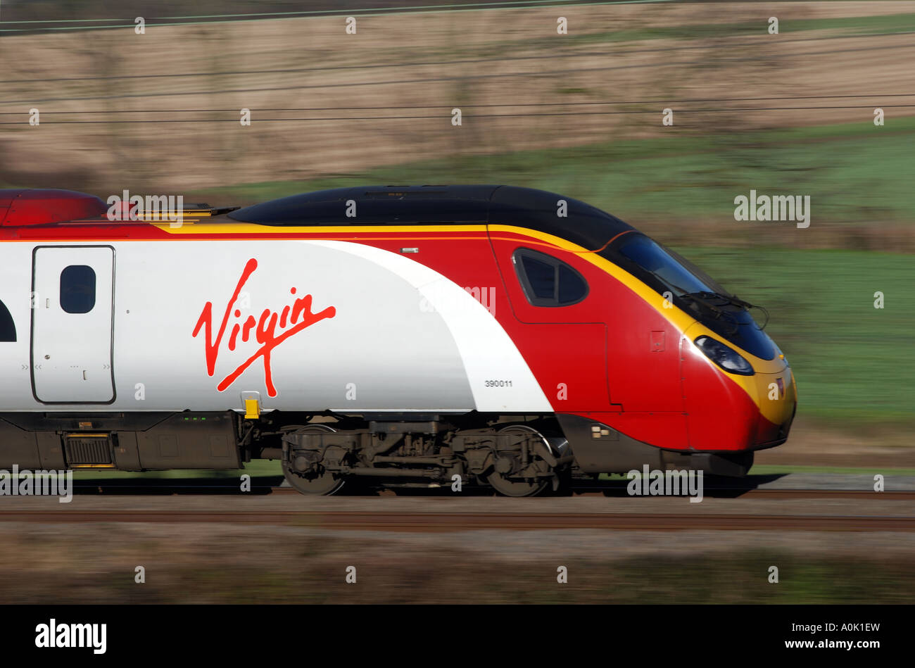 Virgin Pendolino treno elettrico a velocità tra Coventry e Rugby, Warwickshire, Inghilterra, Regno Unito Foto Stock