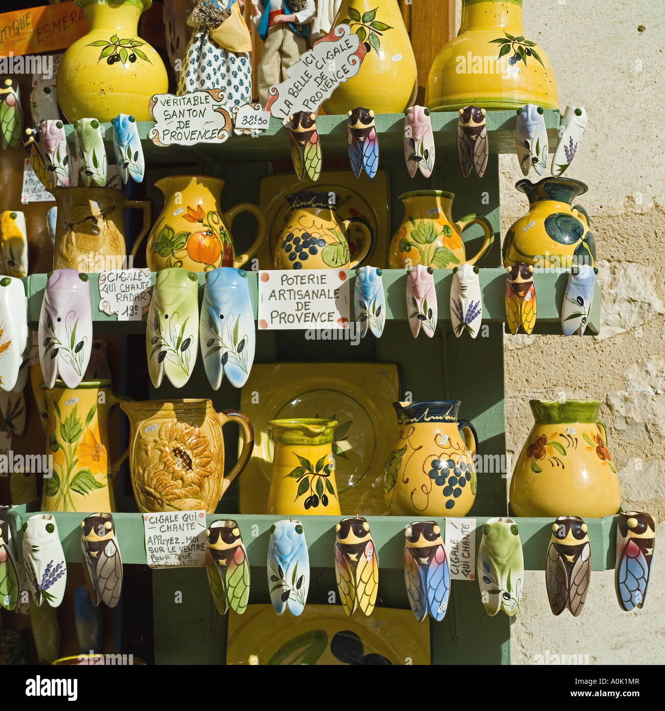 Accantonato pezzi di artigianato in ceramica per la vendita, cicale di terracotta, brocche, brocche, Sault, Vaucluse Provence, Francia Foto Stock