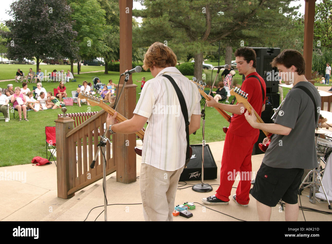 Ohio Erie County, Sandusky, Washington Park, area pubblica, attività ricreative, gazebo, concerto gratuito, spettacolo, spettacolo, spettacolo, pubblico, folla, musicisti rock band Foto Stock