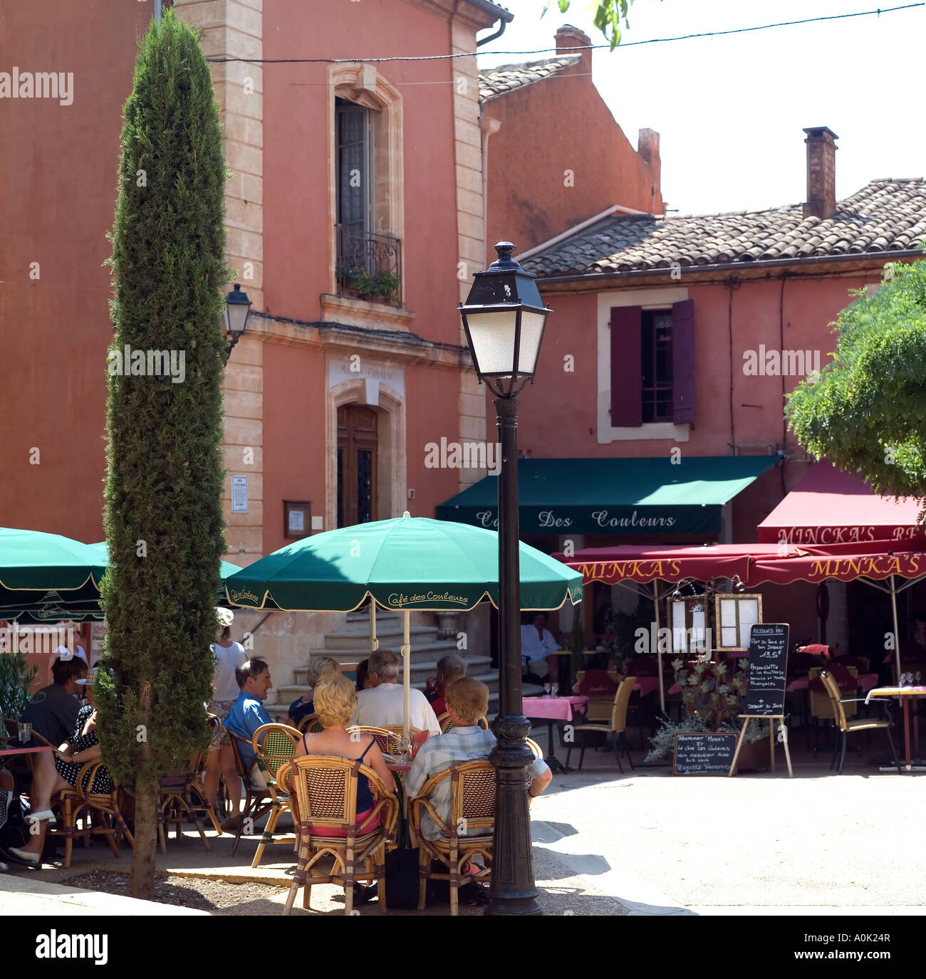 Il Café des Couleurs, caffetteria terrazza, Roussillon, Lubéron, Vaucluse Provence, Francia Foto Stock