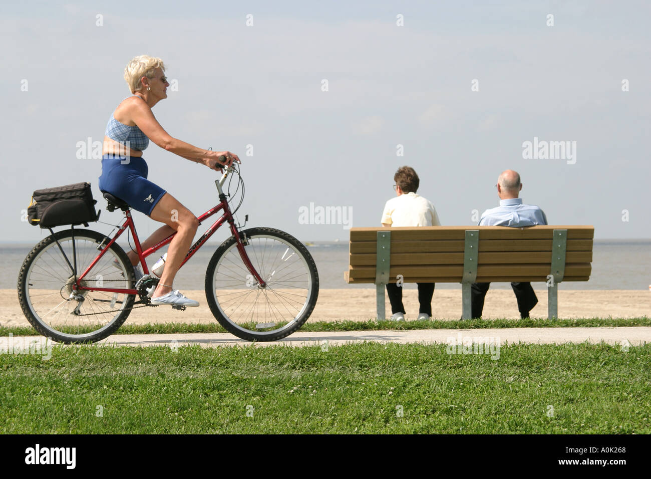 Ohio Maumee Bay Water state Park, terreno pubblico, attività ricreative, lago Erie, Erie Beach, bicicletta, bicicletta, equitazione, ciclismo, motociclista, percorso ciclabile, attivo, anziani ol Foto Stock