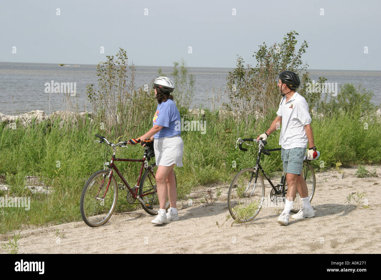 Ohio Maumee Bay state Park, terreno pubblico, attività ricreative, lago Erie, Erie Beach, coppia, uomo uomo maschio, donna donna donna donna, biciclette, bicicletta, equitazione, ciclismo, ri Foto Stock