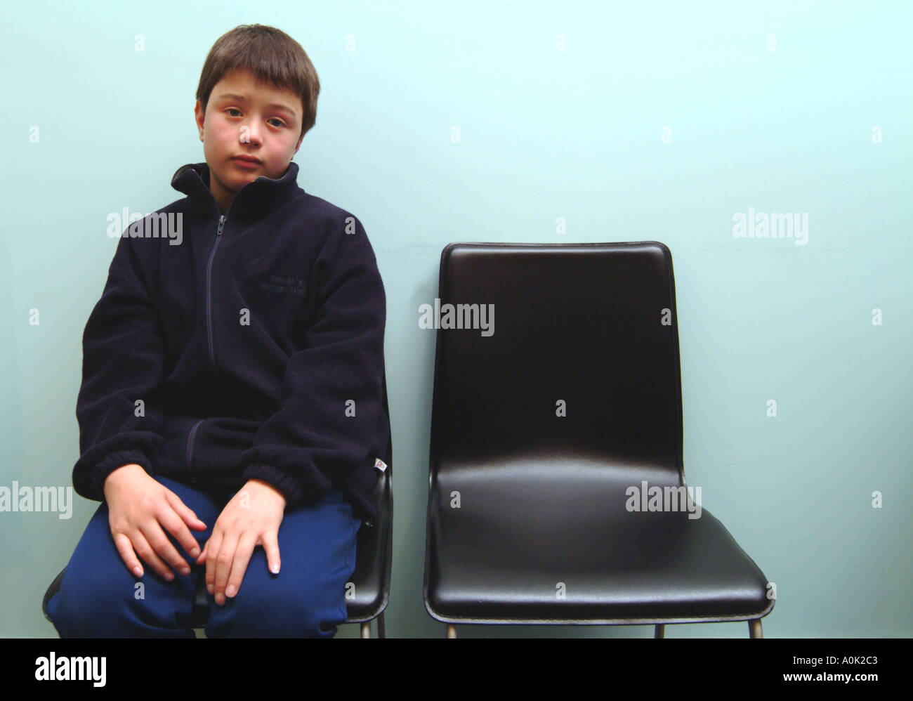 Bambino in attesa del dentista s sala di attesa Foto Stock
