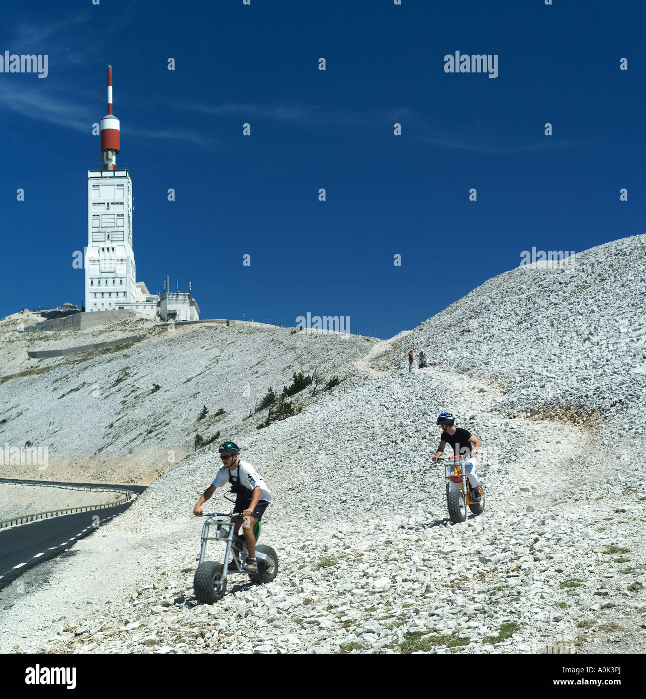 I ciclisti di montagna fatbiking, biciclette con pneumatici di grandi dimensioni, la sommità del Mont Ventoux mount, televisione torre del relè, Vaucluse Provence, Francia Foto Stock