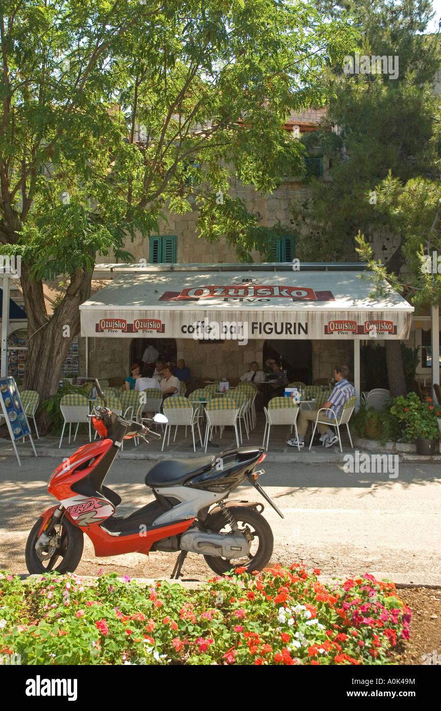 I turisti relax a pavement cafe Cavtat della costa della Dalmazia Croazia Europa Foto Stock