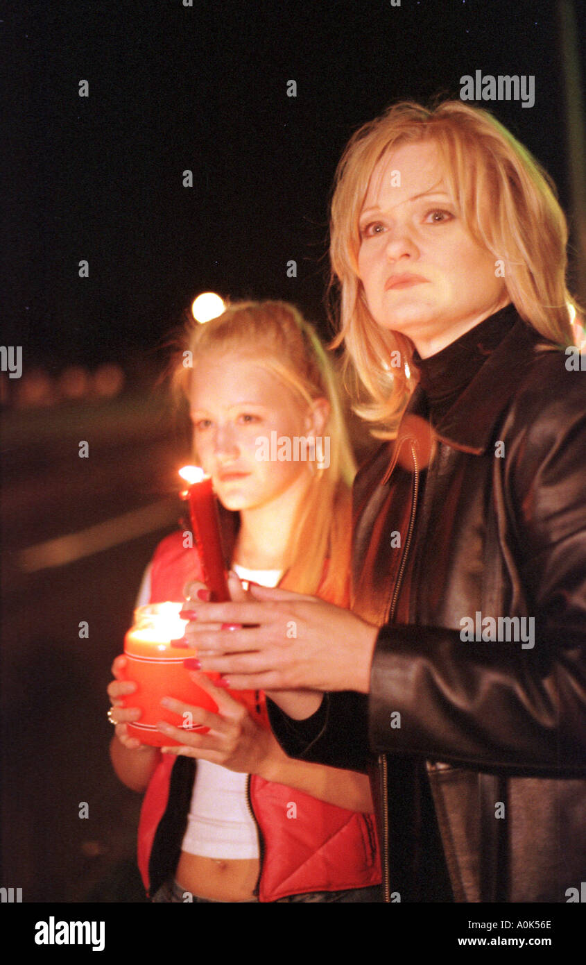 Madre e figlia in veglia a lume di candela dopo attacchi dell 11 settembre Foto Stock