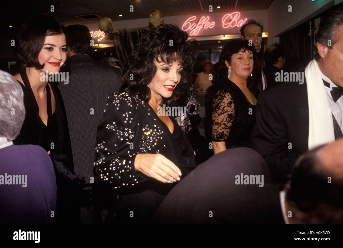 Joan Collins frequenta il teatro Alexandra di Birmingham per la prima mondiale di Scrooge: England 1992 1990s UK HOMER SYKES di Leslie Bricusse Foto Stock