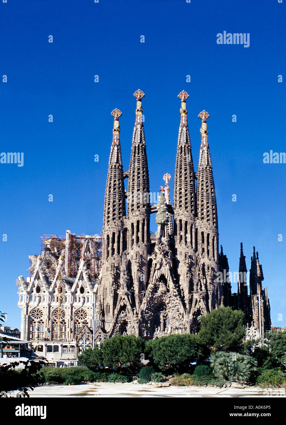 La Sagrada Familia a Barcellona in Spagna. no gru Foto Stock