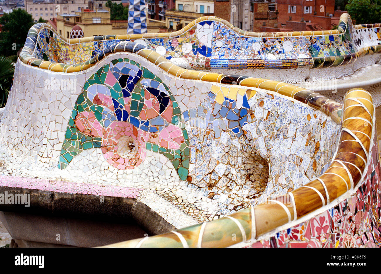 Gaudi colorato mosaico di piastrelle al ' Parco Guell ' a Barcellona. Spagna. Foto Stock