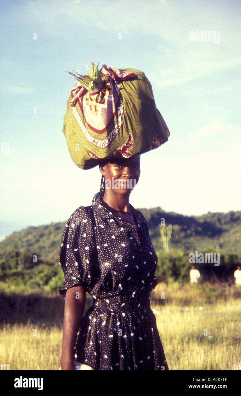 Warusha donna con un carico di testa nei pressi di Arusha in Tanzania Africa orientale Foto Stock