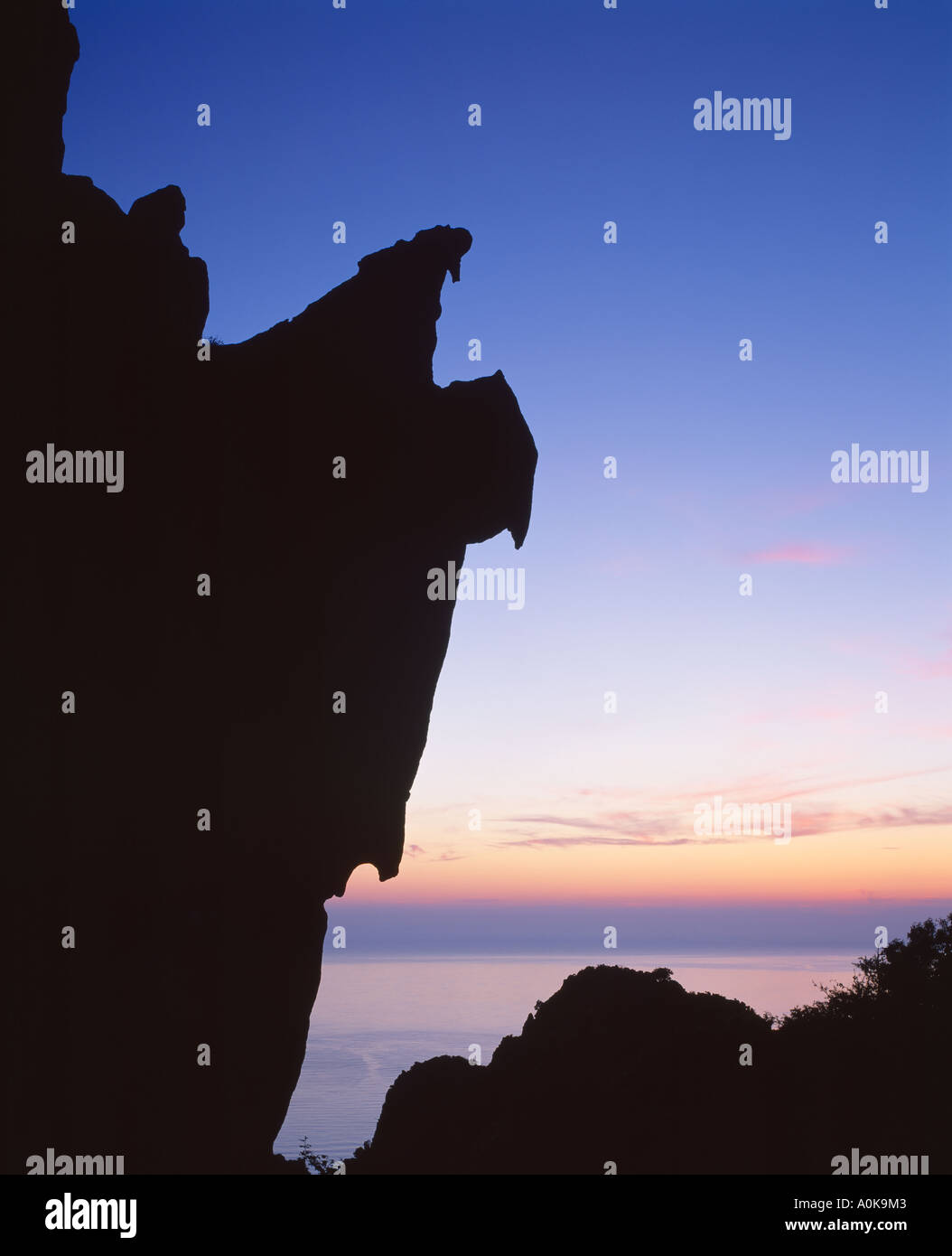 Silhouette di Eagle Rock, le Calanche, vicino a Porto, Corse du Sud, Corsica, Francia. Un sito Patrimonio Mondiale dell'UNESCO. Foto Stock