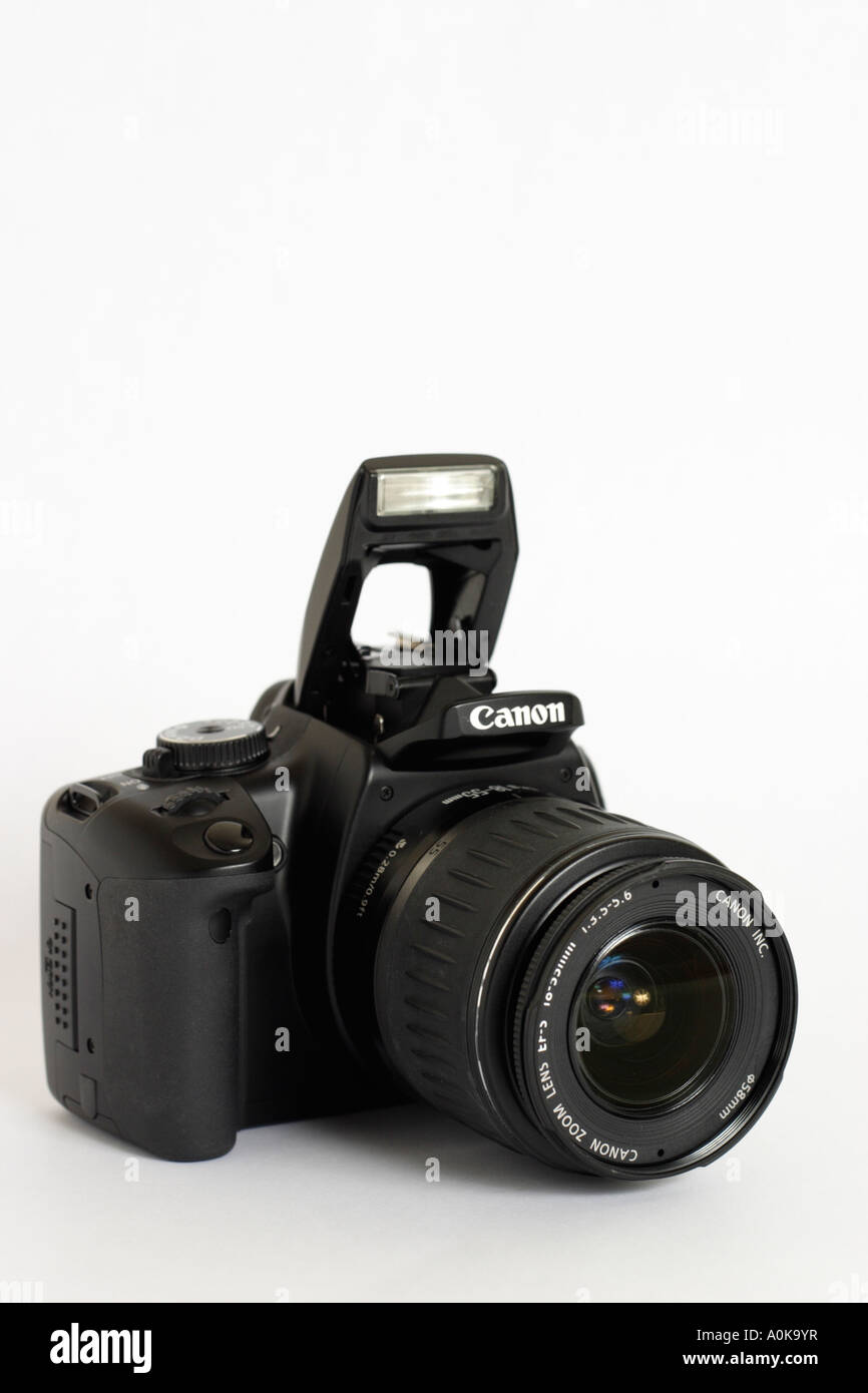 Fotocamera reflex digitale con flash sollevata Foto Stock