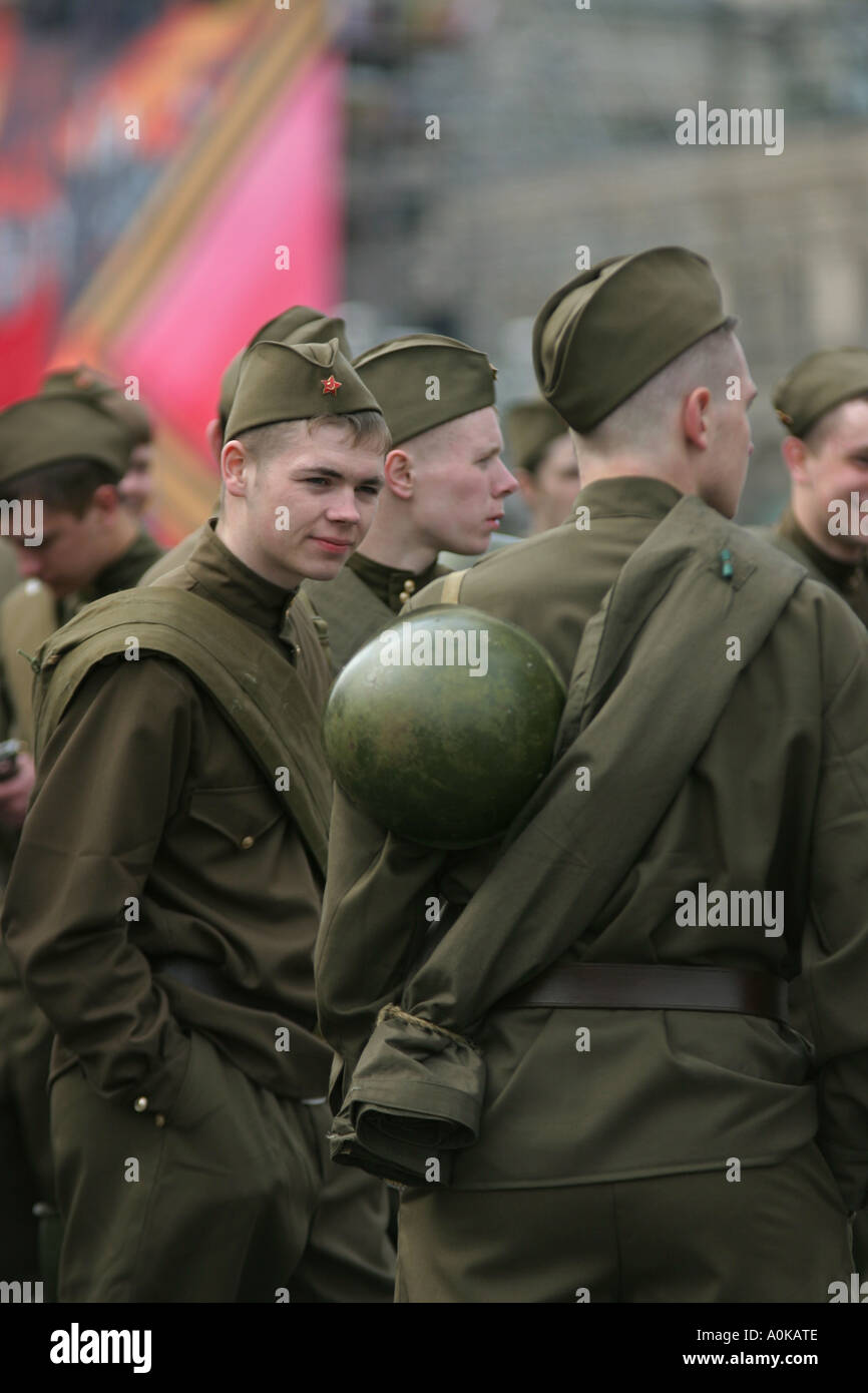 I soldati prima della vittoria giorno parata militare sulla Piazza Rossa di Mosca, Russia Foto Stock