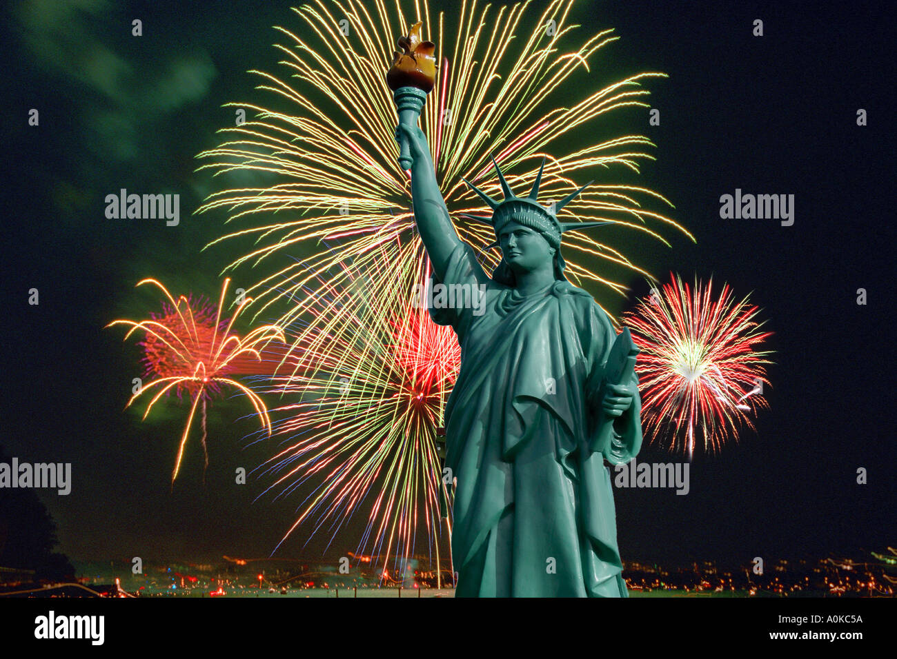 Fuochi d'artificio con Statua della Libertà in primo piano la città di New York Foto Stock