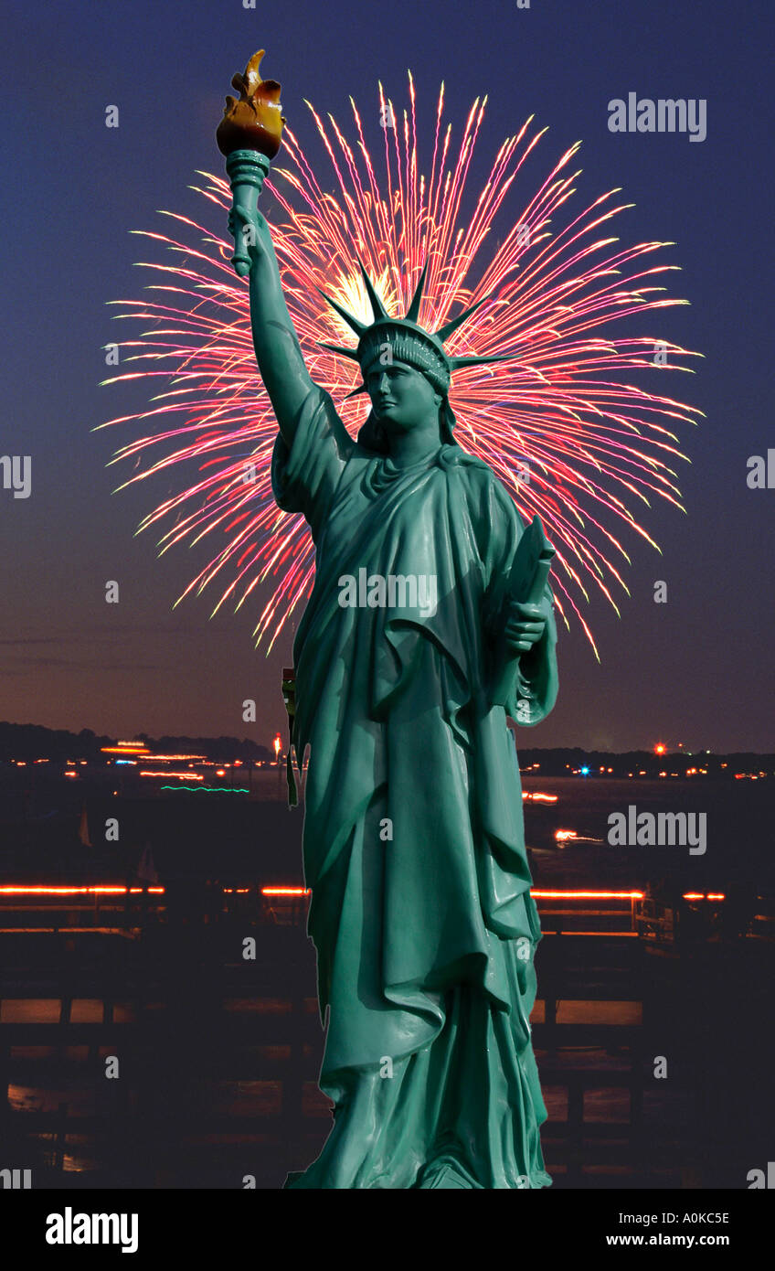 Fuochi d'artificio con Statua della Libertà in primo piano la città di New York Foto Stock