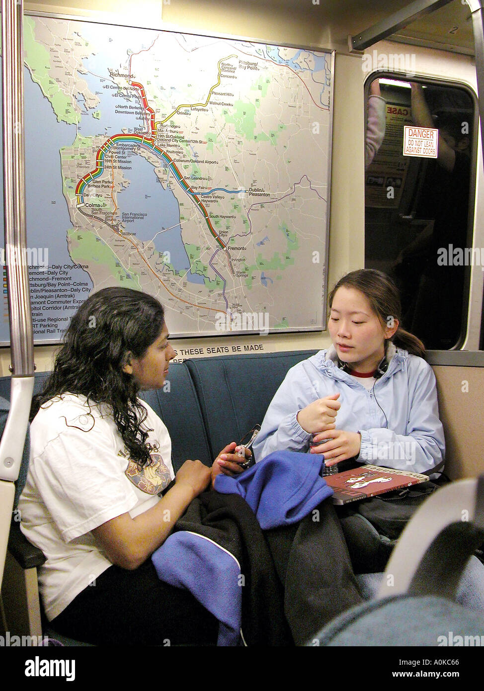 Femmine etnica cavalcare i mezzi di trasporto pubblici in Washington D C Foto Stock