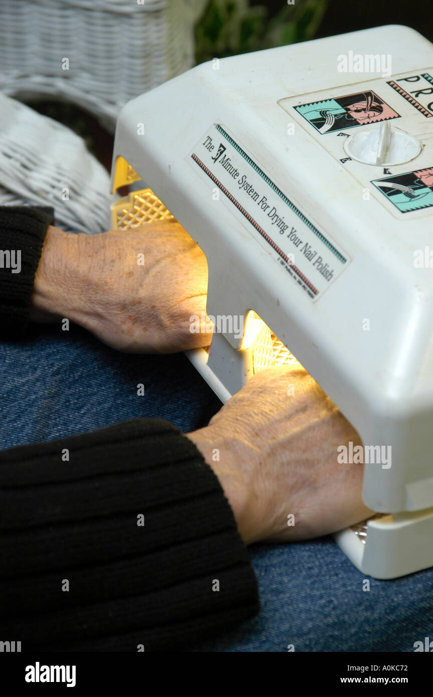 La femmina ha unghie curate da femmina professionale Foto Stock