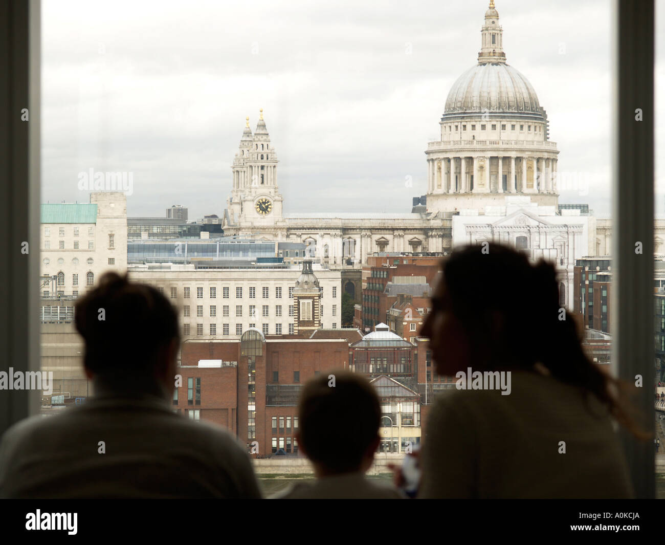 Saint Pauls Cathedral come si vede dalla Tate Modern Gallery con tre persone sagome London REGNO UNITO Foto Stock