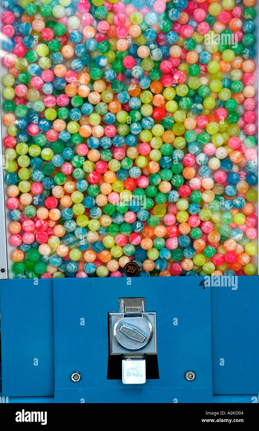 Pezzi colorati di gomma da masticare in macchina Foto Stock